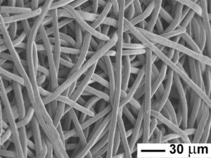 Dokładność separacji 30 mikronów - materiał filtra pod mikroskopem
